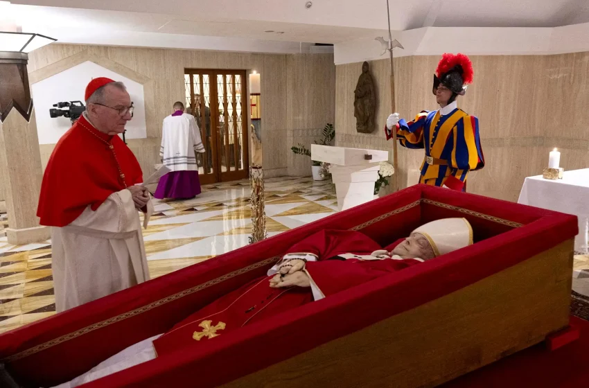  Papa Francisco é colocado em caixão de madeira no Vaticano