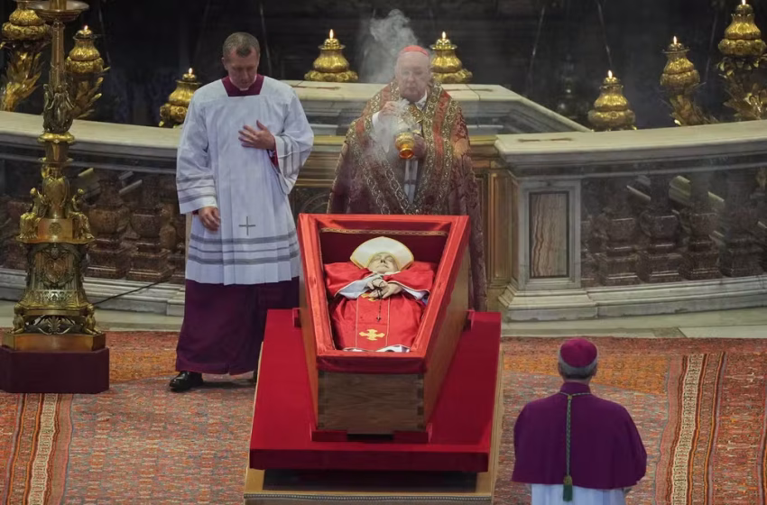  Corpo do papa Francisco é velado na Basílica de São Pedro
