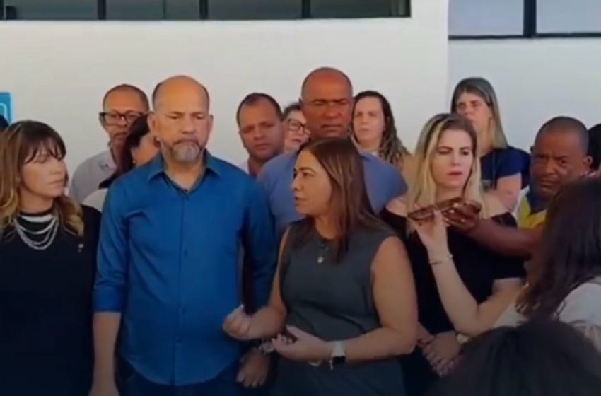 Deputada Cláudia Oliveira arranca celular das mãos de repórter Valdenir Santos durante cobertura jornalística em Eunápolis