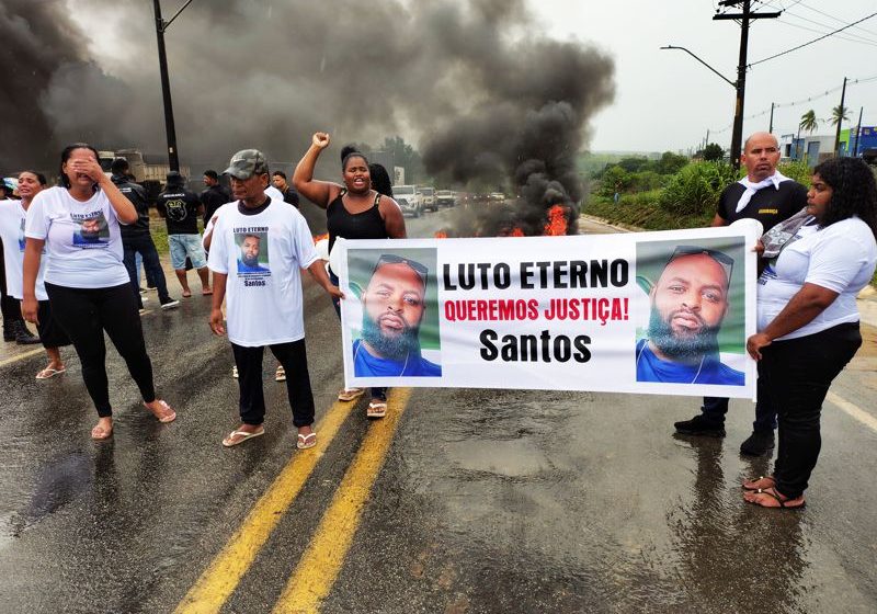  Familiares e amigos de motorista de APP fazem manifestação contra violência e pede localização do corpo