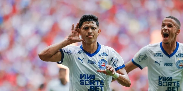  Em clássico com duas expulsões, Bahia bate o Vitória e cola no G-4 do Brasileirão