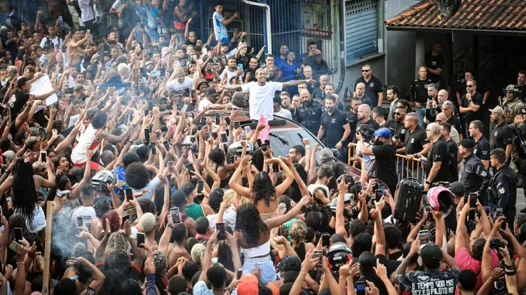 MC Poze do Rodo é solto após 5 dias e comemora liberdade em meio à multidão