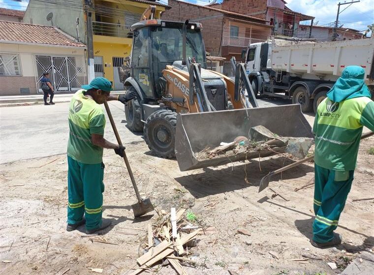 Prefeitura de Eunápolis intensifica ações de limpeza pública urbana