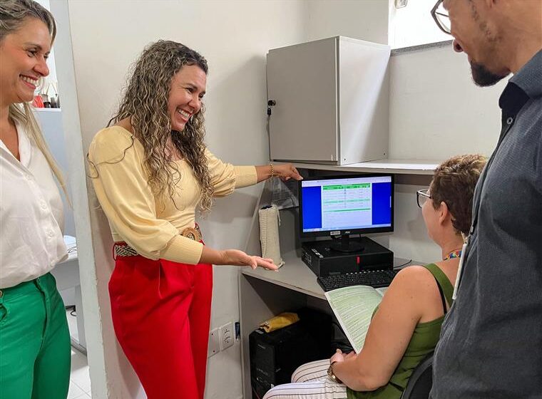  Prefeita Cordélia Torres fortalece Secretaria de Assistência Social com entrega de dezenas de computadores