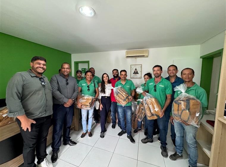  Prefeitura de Eunápolis entrega novos kits a agentes de saúde e endemias